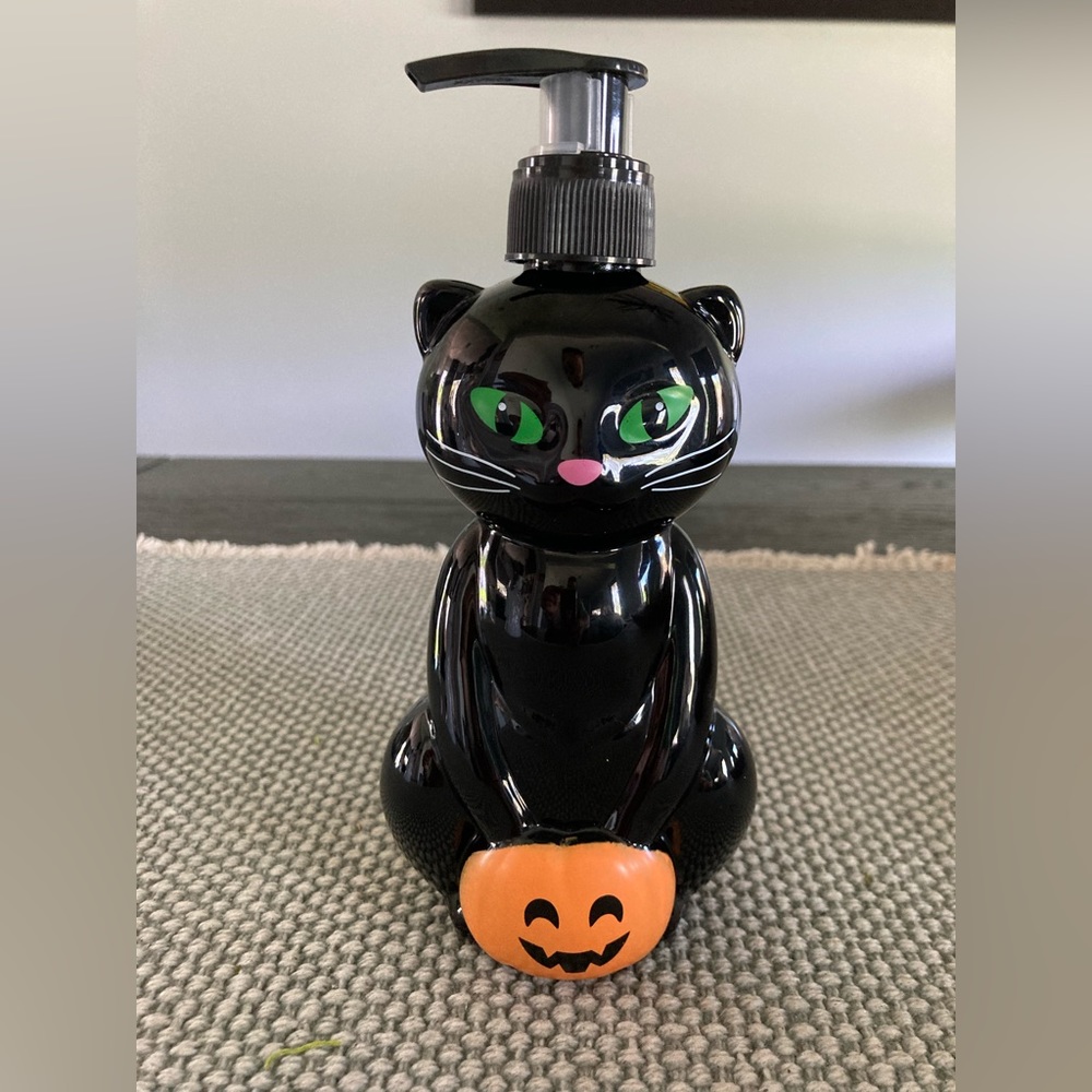 Spooky Treats Hand Soap Collection. 2 bottles of the Cat and Ghost - Picture 6 of 6